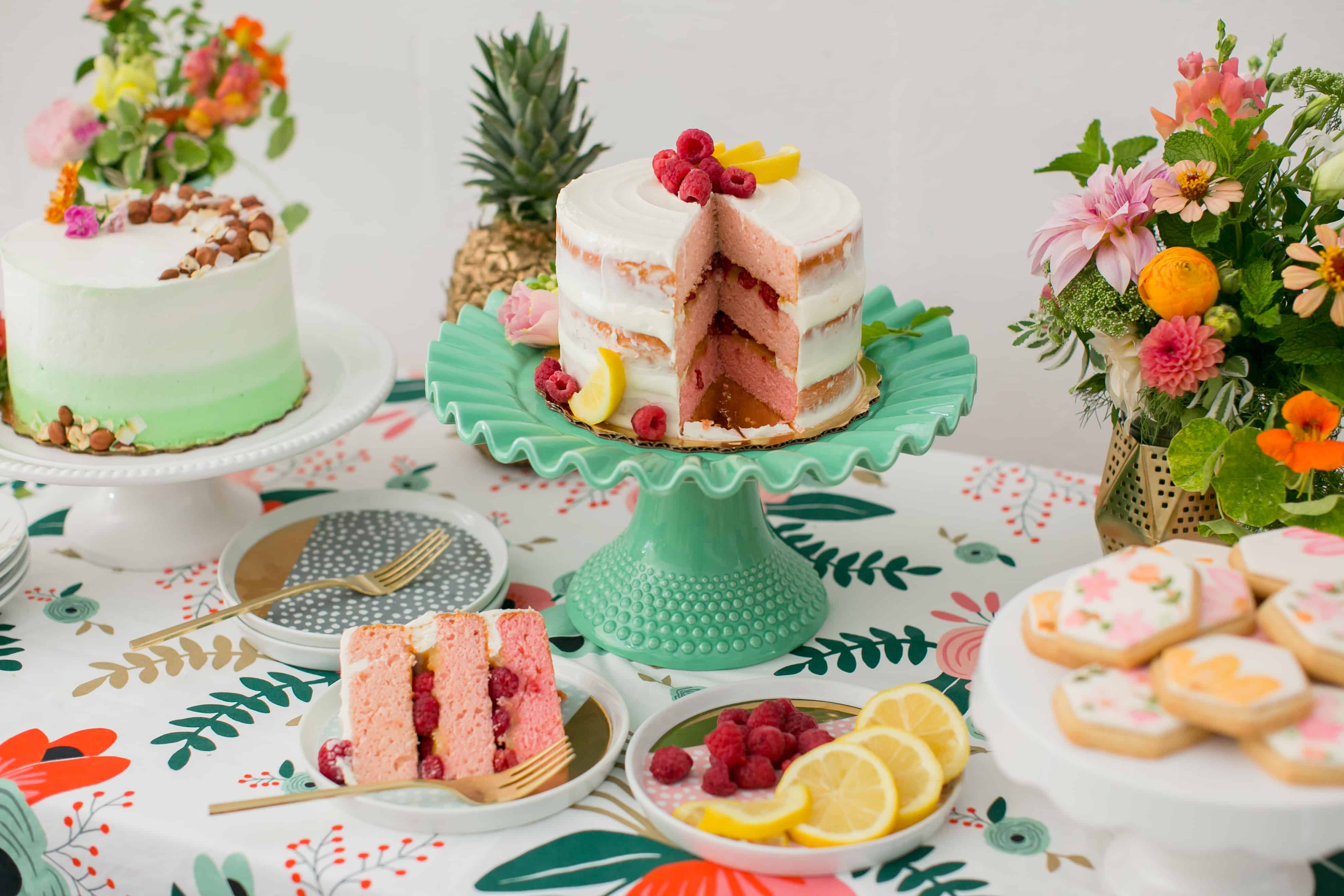 Why not surprise your friends and guests with a sweet & tart Raspberry Lemonade Cake for a #SummerFloralParty!