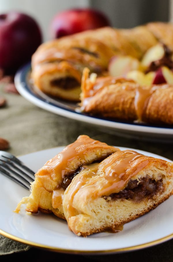 Apple Pecan Pie Breakfast Ring | In need of a quick holiday breakfast? This easy crescent-based ring stuffed with apples and pecan pie filling is sure to get you excited for the deliciousness to come!