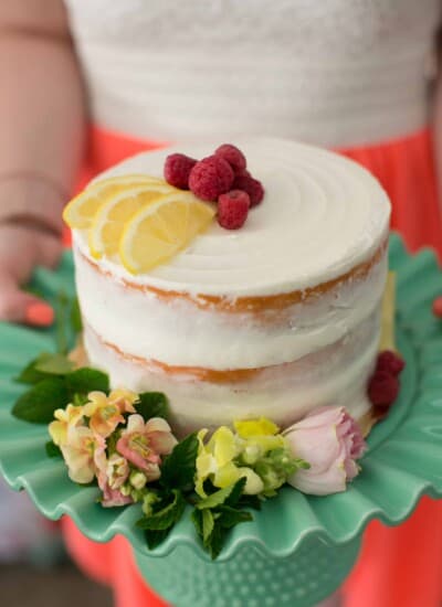 Why not surprise your friends and guests with a sweet & tart Raspberry Lemonade Cake for a #SummerFloralParty!