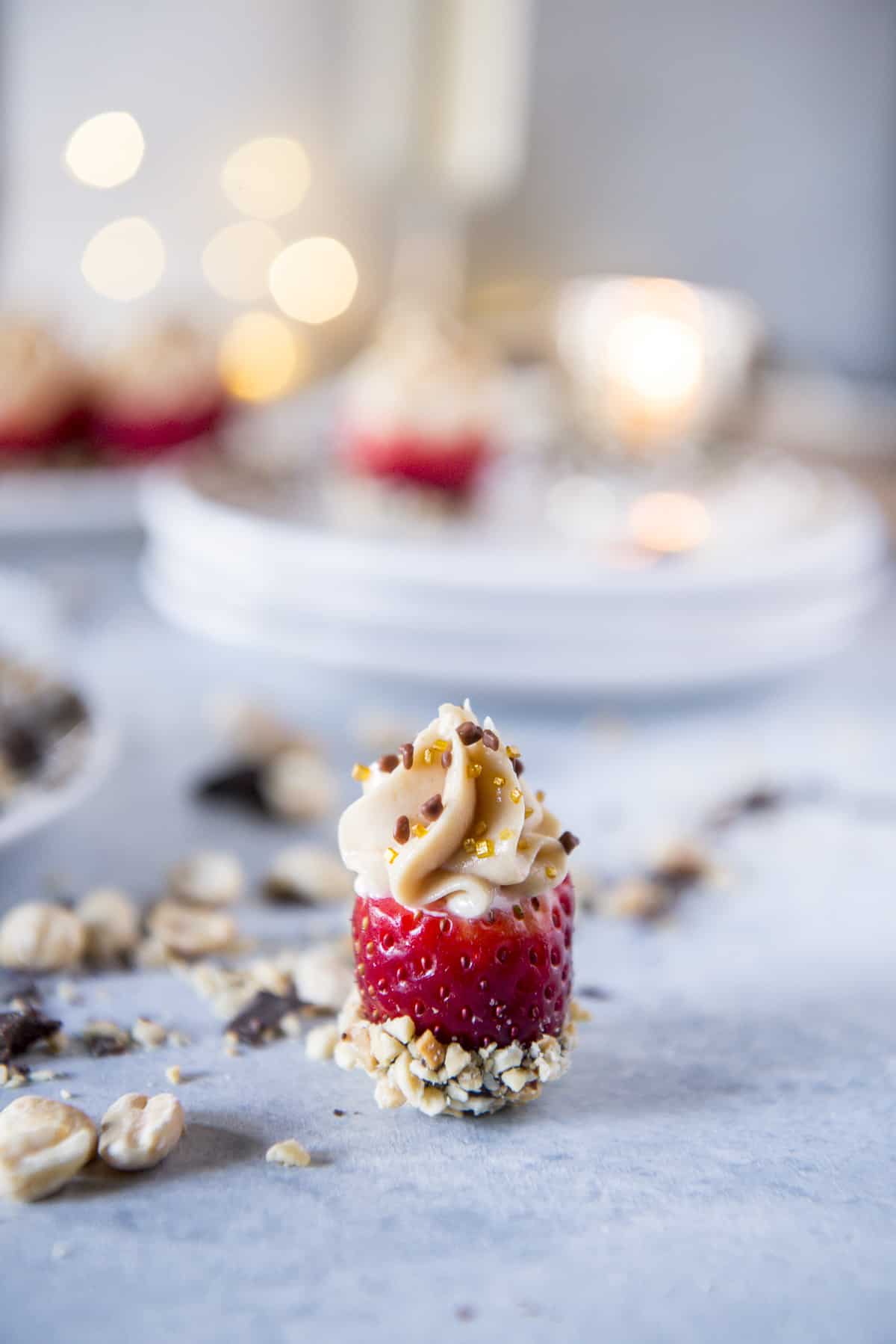 Strawberries and peanuts mini desserts stuffed with peanut butter cheesecake.