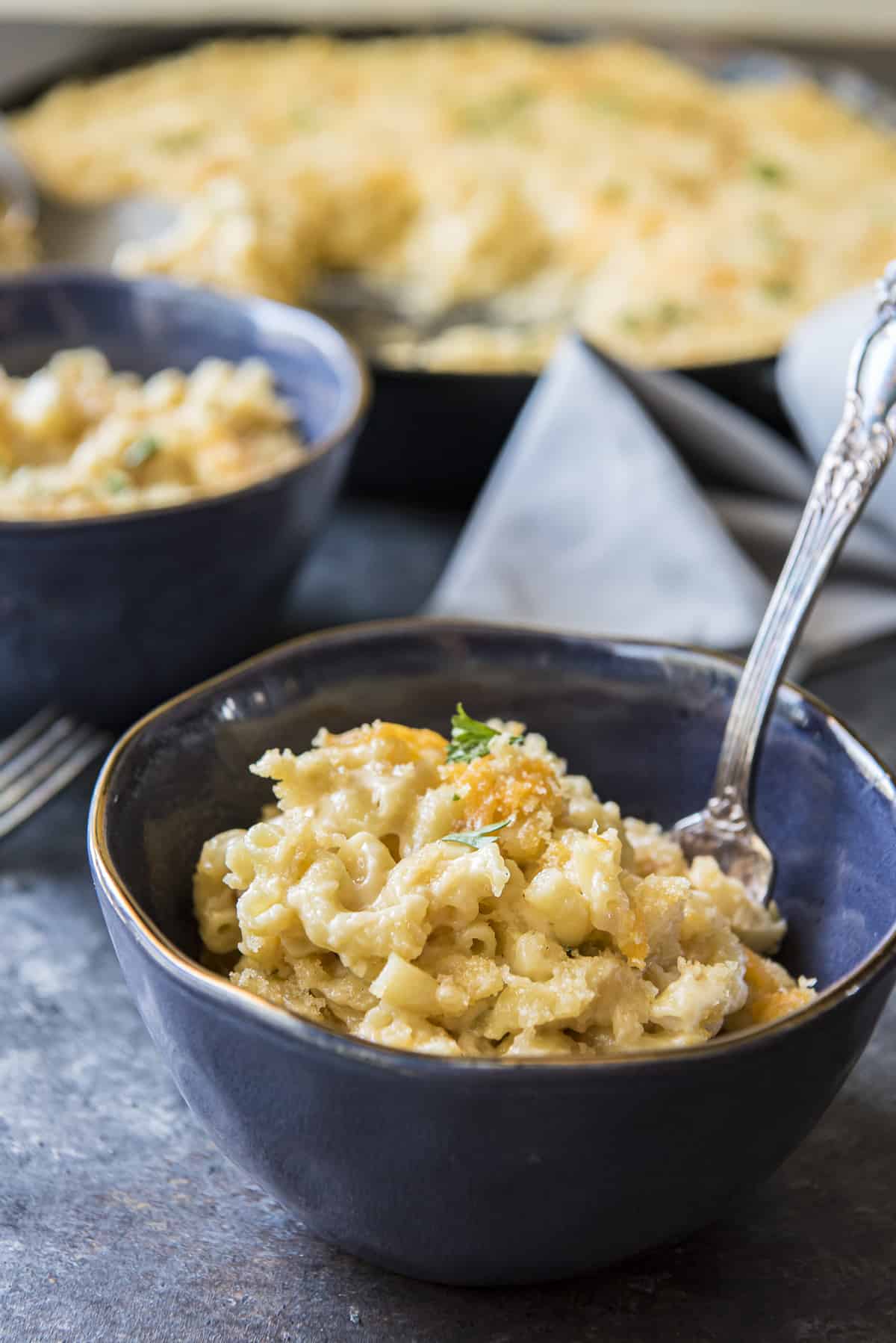 a blue bowl with baked mac and cheese in it